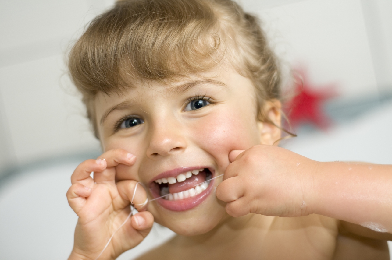 Xương răng ở trẻ em mềm và dễ gãy hơn