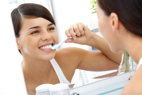 Nên vệ sinh răng miệng sạch sẽ giúp hạn chế nguy cơ chảy máu chân răng