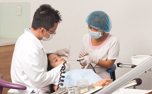 Vệ sinh răng để cấy ghép răng Implant