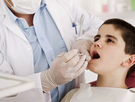 Nên đưa trẻ đi thăm khám sức khỏe răng