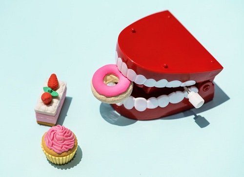 Làm răng sứ phải kiêng gì? Cách chăm sóc và thực đơn ăn uống-1